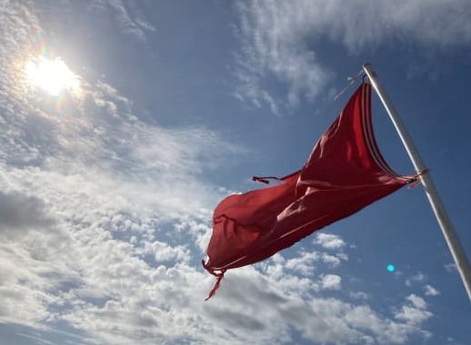 Eine Fahne im Wind