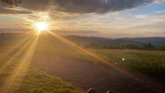 Heller Strahl der untergehenden Sonne